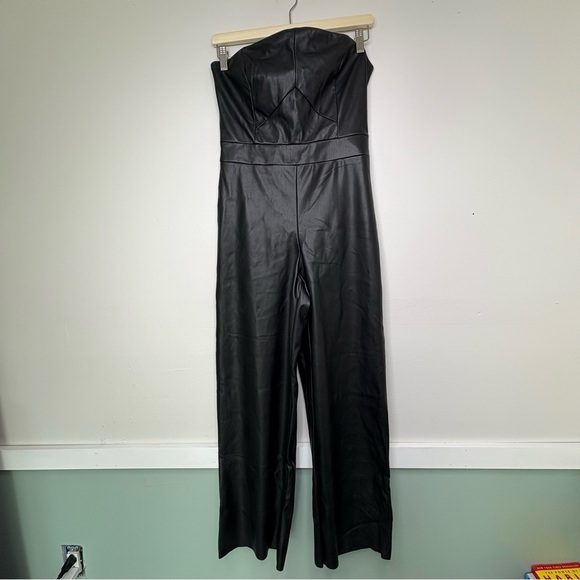 NWT BANANA REBUPLIC Vegan Leather wide leg Jumpsuit Size 4 Black strapless - Picture 3 of 16